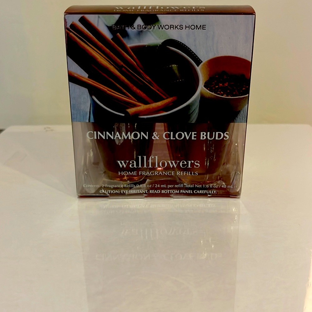 Cinnamon & Clove Wallflowers 2-pack, home fragrance refills.